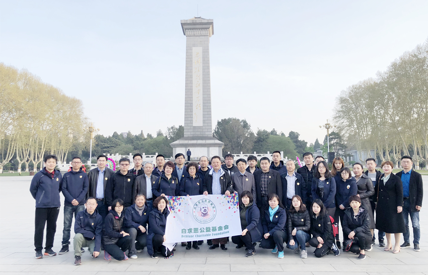 2 梁晓军主任等同白求恩基金会成员在石家庄市华北区烈士陵园白求恩全身塑像前合影.jpg