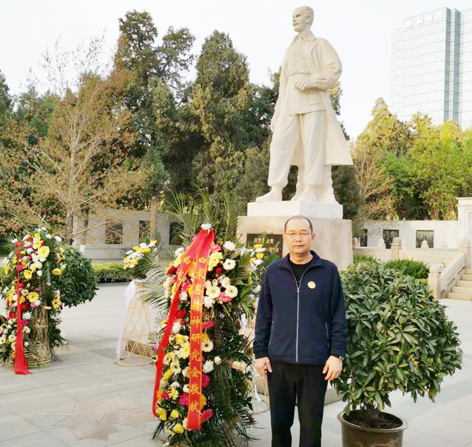 3 梁主任在石家庄市华北区烈士陵园白求恩全身塑像前留影.jpg