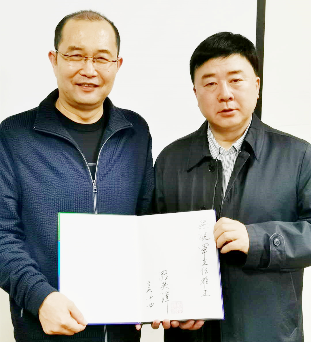 6 张英泽院士为梁晓军主任亲笔签名赠书.jpg