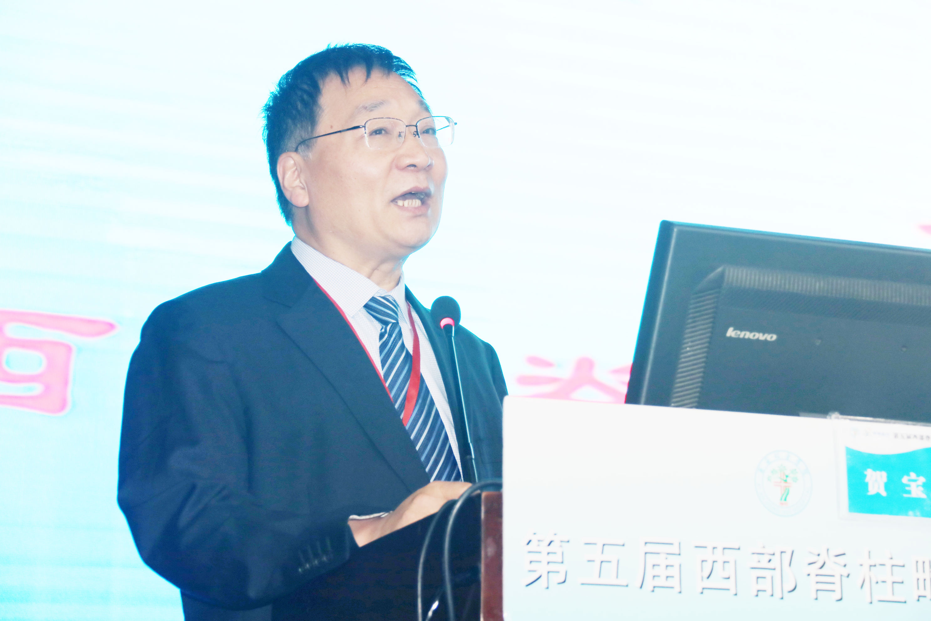 3.西安市红会医院脊柱病院椎间盘与畸形病区贺宝荣主任主持开幕式_副本.jpg