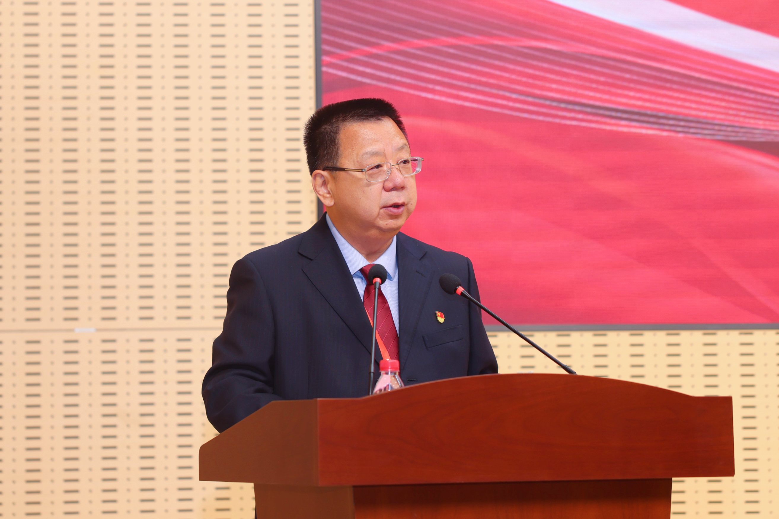 西安市红会医院党委书记  柳明主持.jpg
