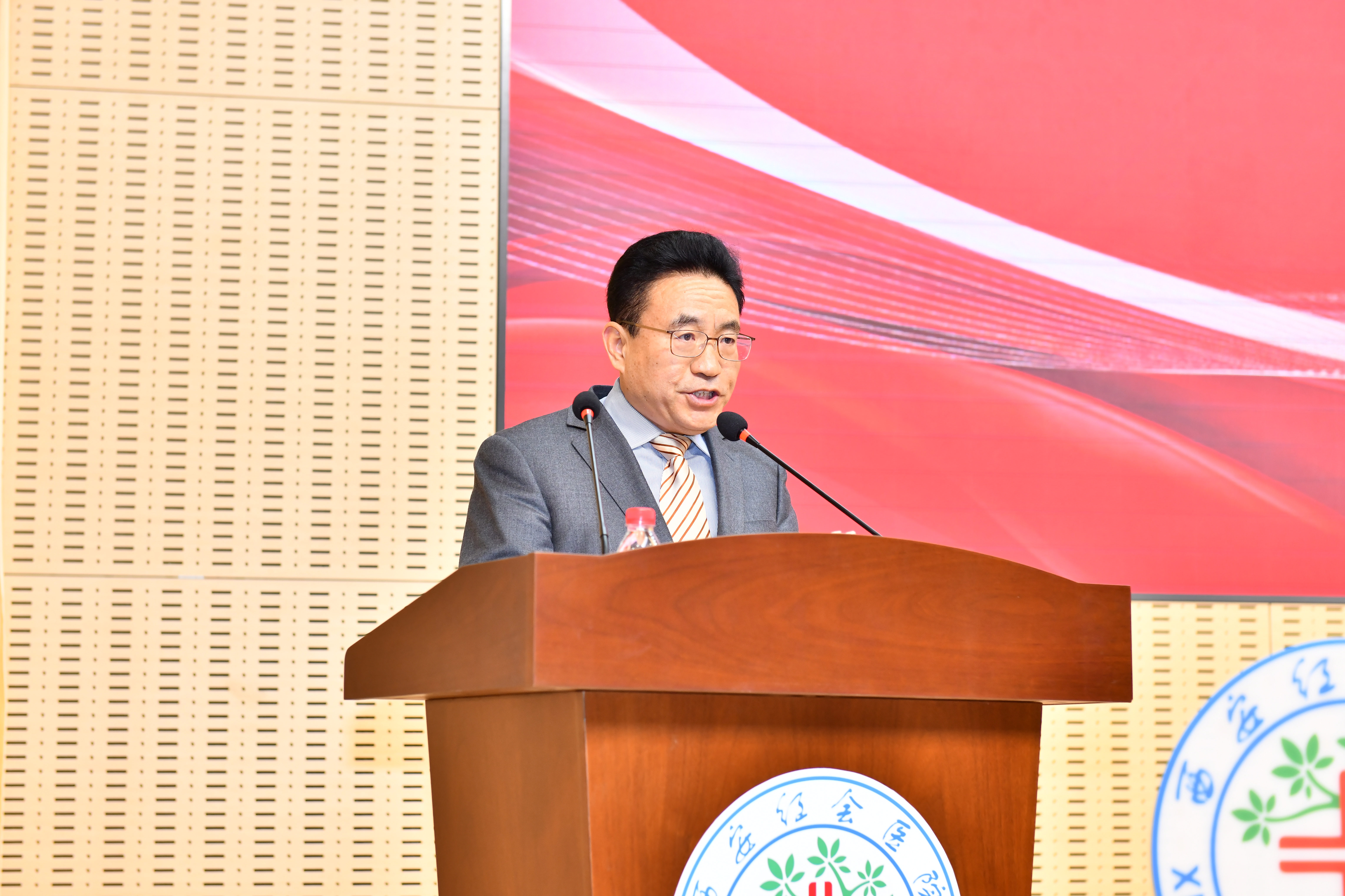 西安市红会医院北院区项目建设方代表韩俊才介绍工程建设情况.JPG