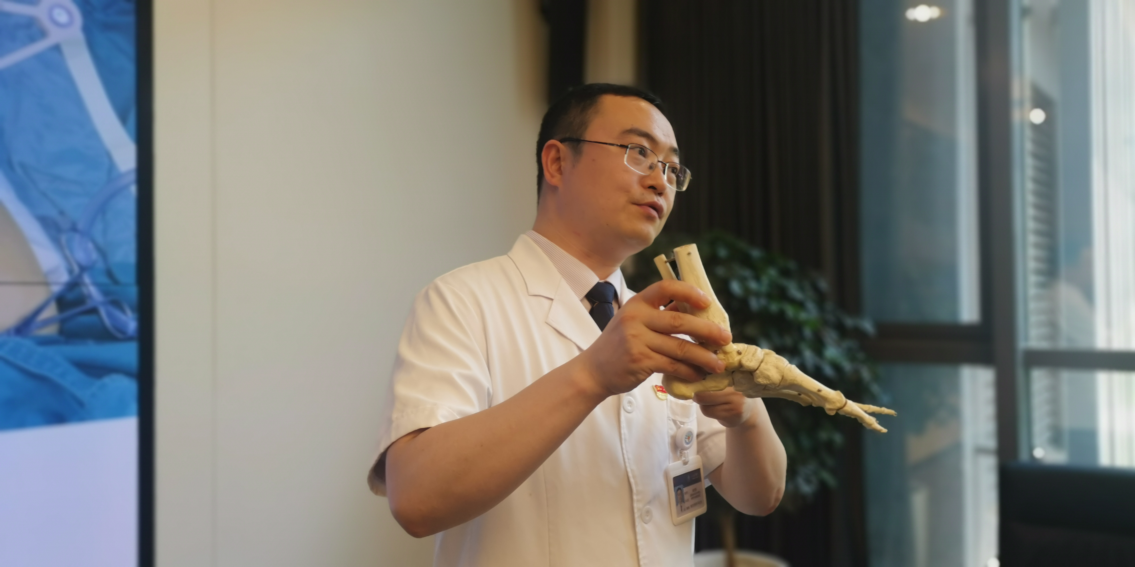 西安市红会医院开展全球首例机器人辅助下行全踝关节置换术_fororder_图片2
