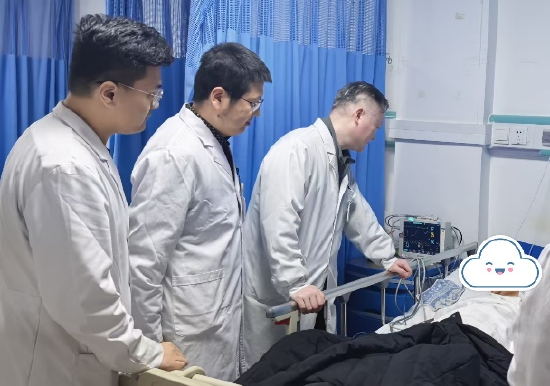 （神经内科神经介入团队在手术中及术后查房）